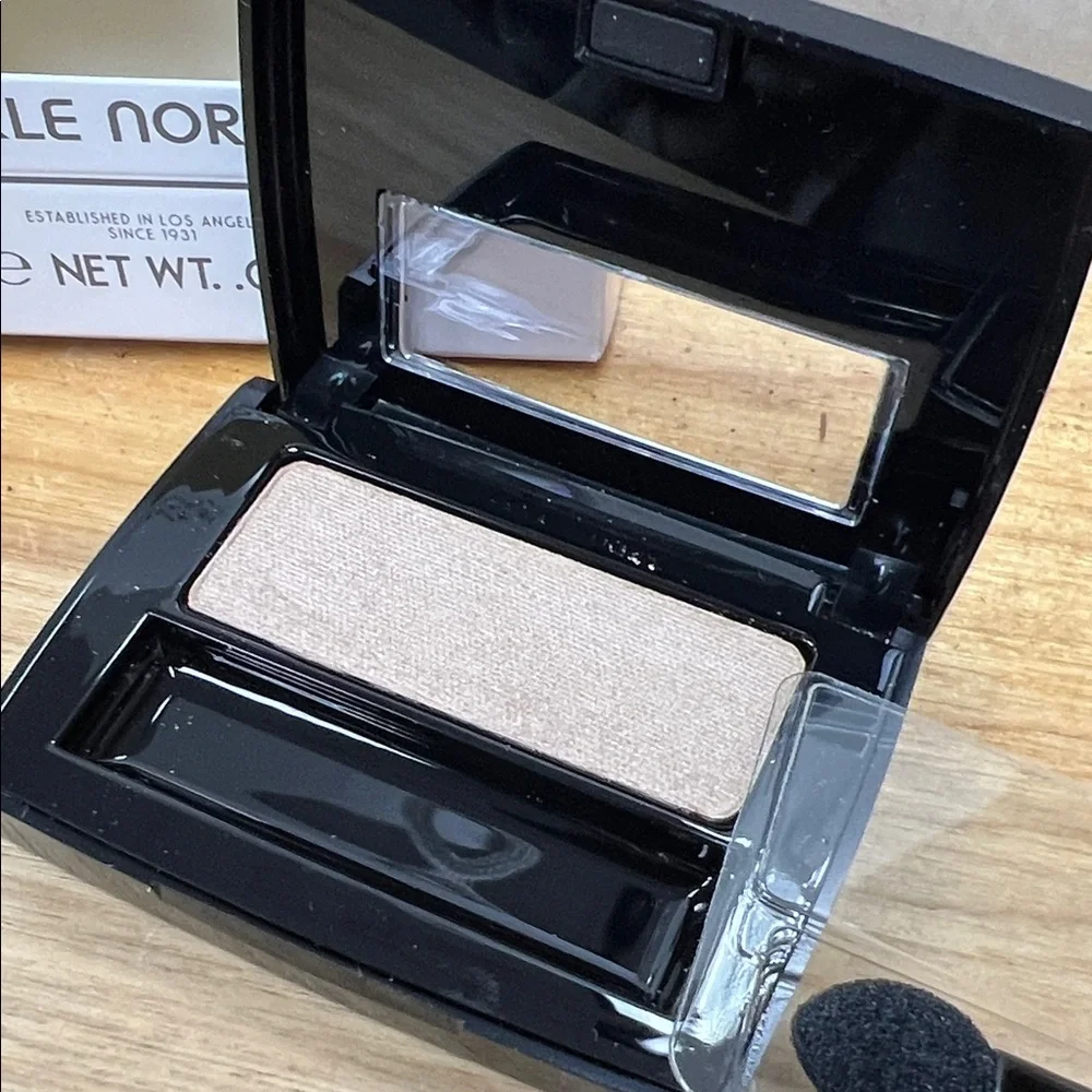Merle Norman Eye Shadow- Sand Dune - Picture 3 of 7